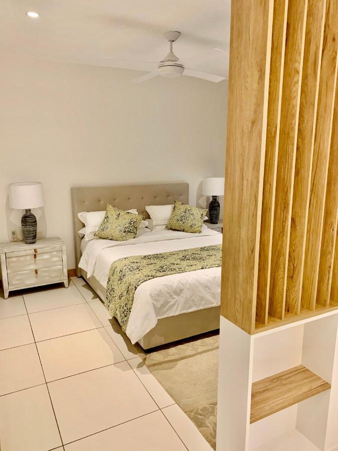 Appartamento Latitude Luxury Duplex Rivière Noire Esterno foto