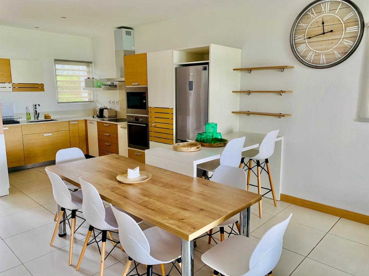 Appartamento Latitude Luxury Duplex Rivière Noire Esterno foto